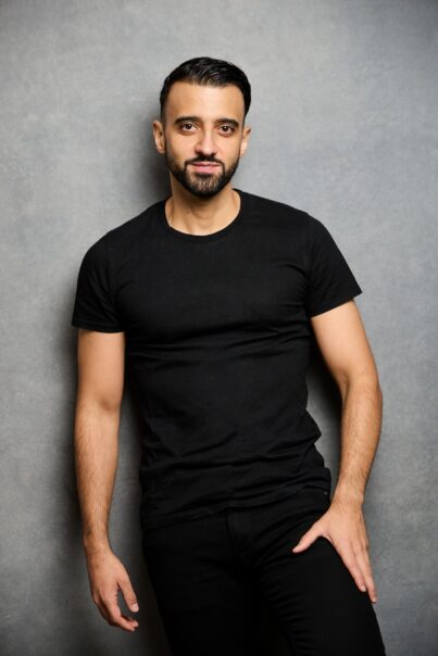 Fotografía profesional de Fredi Abial, retrato para promoción actoral y audiovisual. Retrato enfocado en su imagen actoral y versatilidad, con iluminación neutra de estudio, ideal para materiales de casting en cine, series, teatro y televisión.