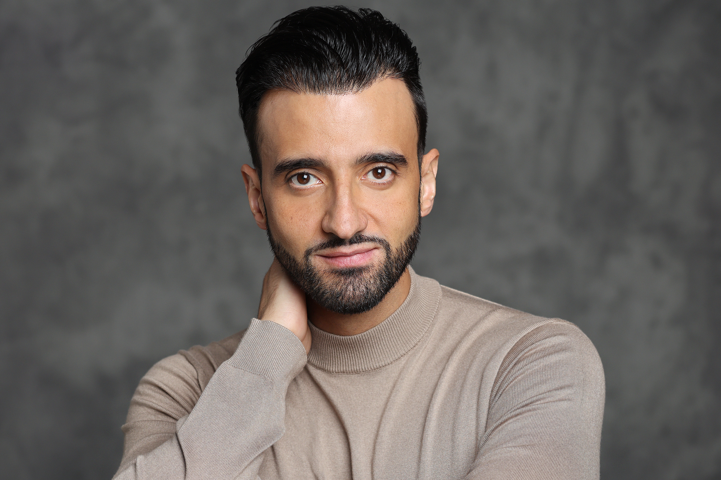 Retrato profesional del actor Fredi Abial, fotografía de estudio realizada por Moi Fernández Acosta (Moisés Fernández Acosta)