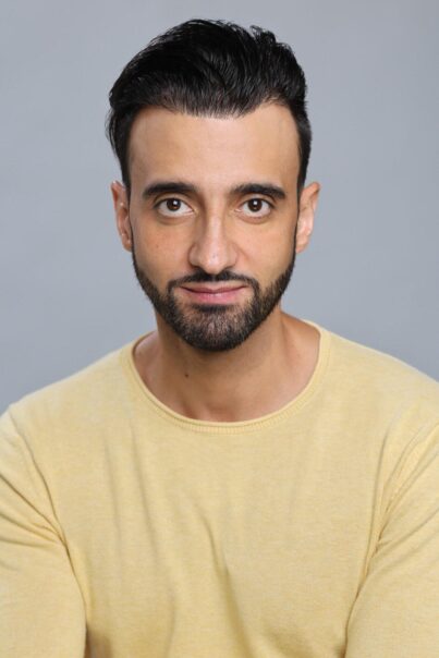 Fredi Abial actor de comedia primer plano con jersey amarillo