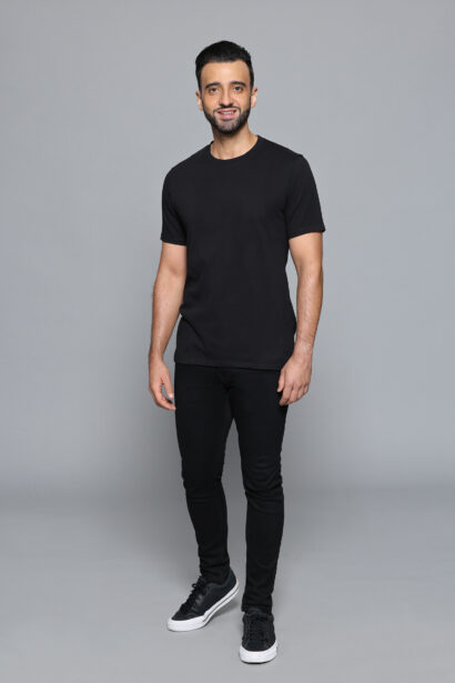 Fredi Abial actor retrato de cuerpo entero en estudio fondo neutro