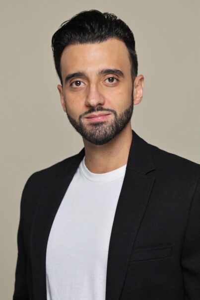Fredi Abial actor en primer plano con americana negra y camiseta blanca