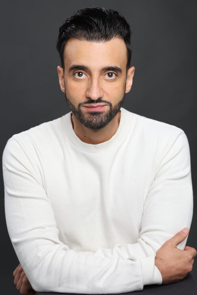 Fredi Abial actor en plano medio con jersey blanco