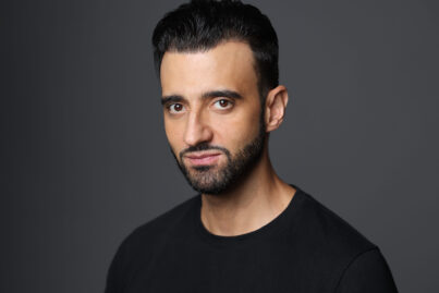 Fredi Abial actor primer plano con camiseta negra