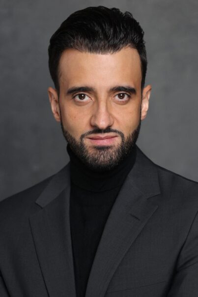Fredi Abial actor de comedia primer plano con americana y cuello alto negro